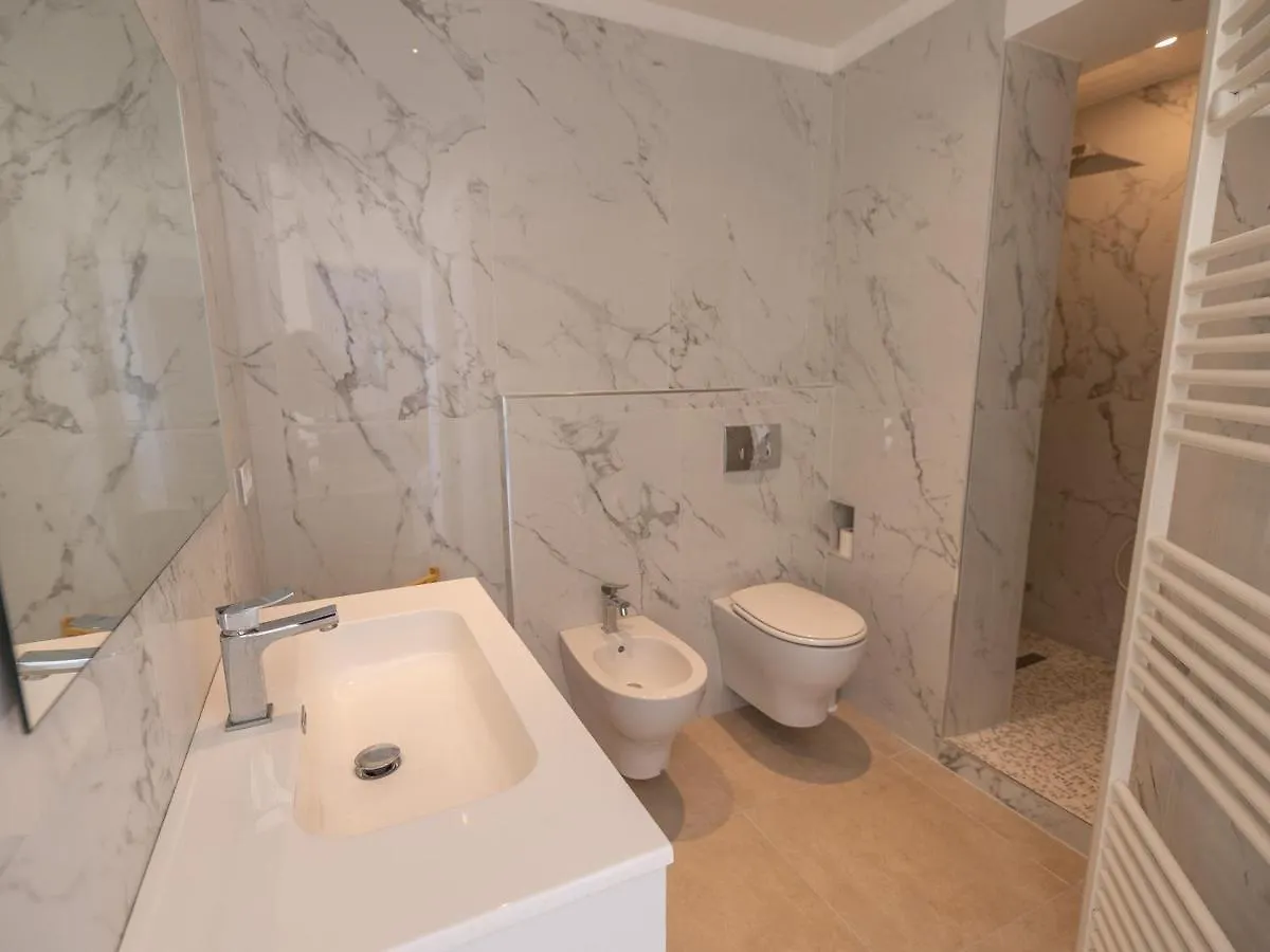 Magnifique 3P Climatise En Dernier Etage Avec Terrasse Face Mer, Proche Centre Menton - Fr-1-196-326 דירה