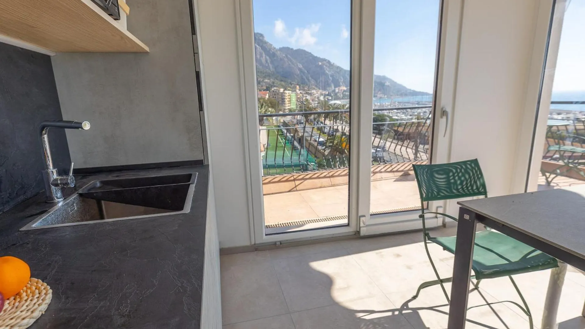 Magnifique 3P Climatise En Dernier Etage Avec Terrasse Face Mer, Proche Centre Menton - Fr-1-196-326 דירה